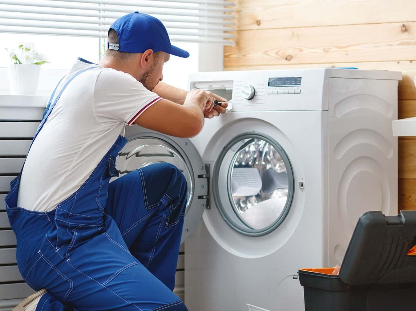 Técnico reparando electrodoméstico Bosch en Conil
